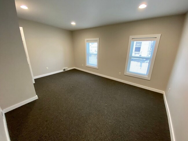 Building Photo - Spacious 4 bed 2 bath ranch home with two ...