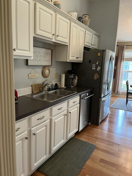 Building Photo - 5715 Waveland Cir