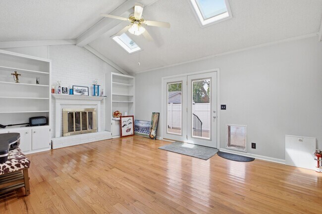 Building Photo - 4812 Sierra Dr