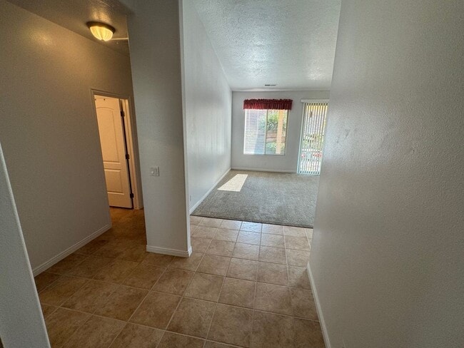 Building Photo - Single Level 3 Bedroom Home. Pet Friendly!
