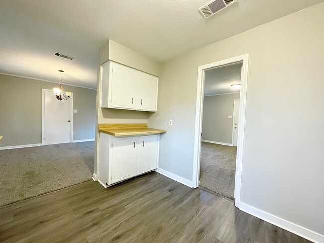 Building Photo - 2003 Doris Dr