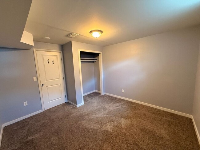 Building Photo - Spacious Twin Lakes Gem!!!