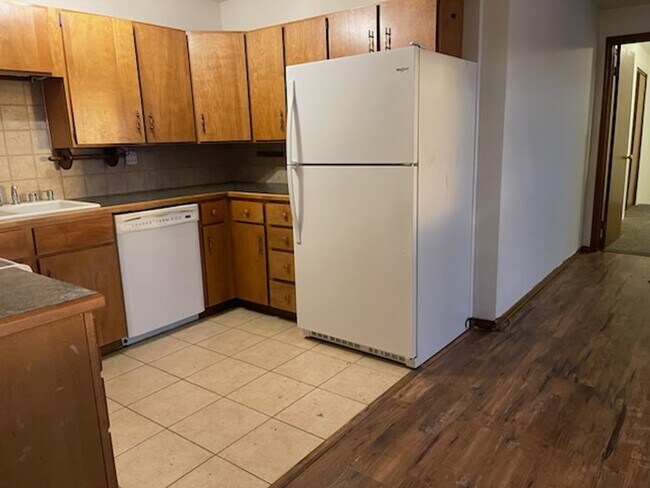 Building Photo - 310 N Crestview Dr