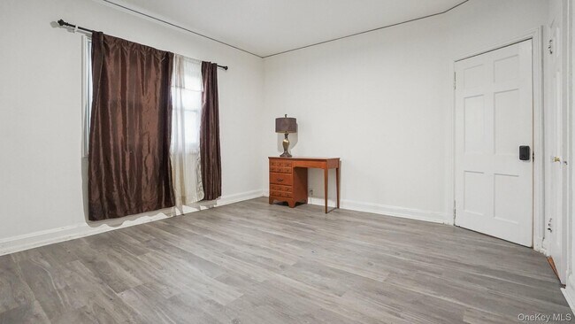 Building Photo - 252 S Tenth Ave