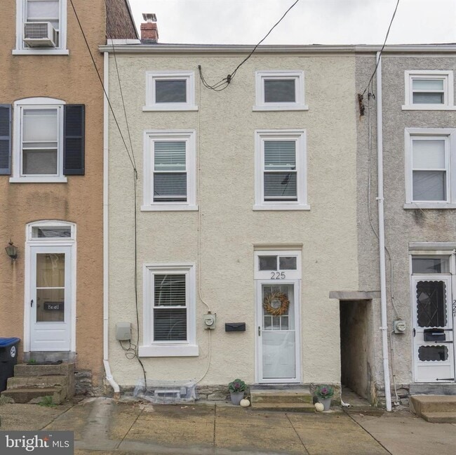 Building Photo - 225 W 6th Ave