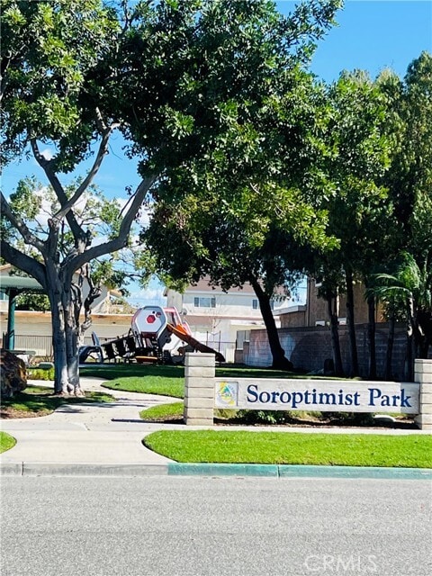 Building Photo - 10805 Pine St