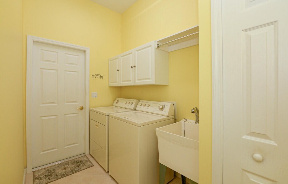 Laundry room - 798 SW Munjack Cir