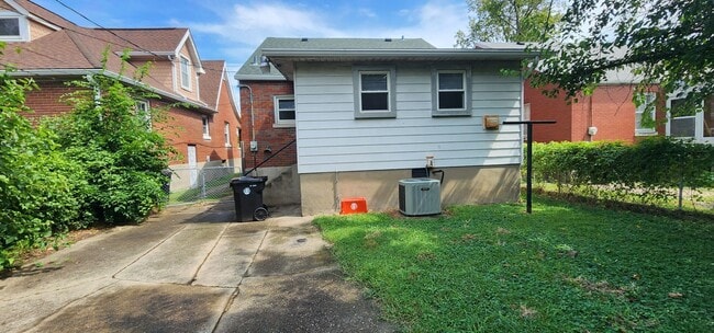 Building Photo - Welcome to this charming 3-bedroom, 2-bath...