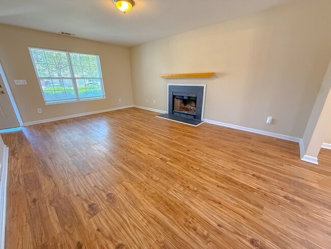 Building Photo - 3 Bedroom 2.5 Bath Single Family Home with Fenced Backyard!