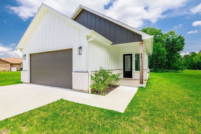 Building Photo - 68 Fairway Dr