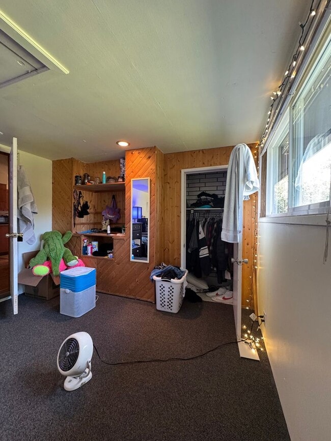 Building Photo - Spacious 5 Bedroom Rental by Park