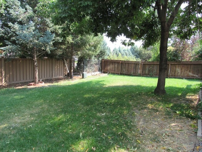 Building Photo - Bright and well maintained 4 bed, 3 bath h...