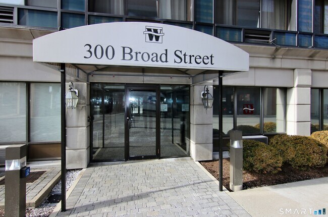 Building Photo - 300 Broad St