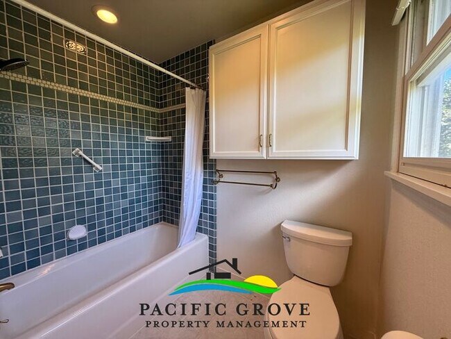 Building Photo - Updated 3 Bedroom in Pacific Grove!