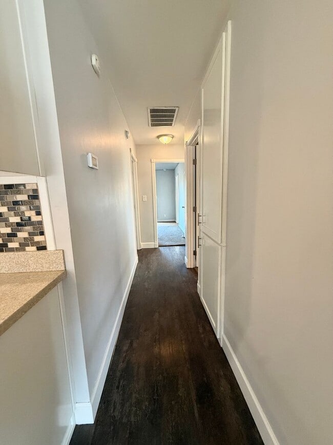 Building Photo - Beautiful 3 Bedroom 2 Bath Single Family Home AVAILABLE NOW!!