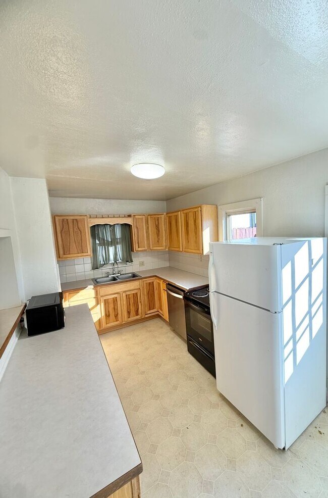 Building Photo - Move in ready home on S Park