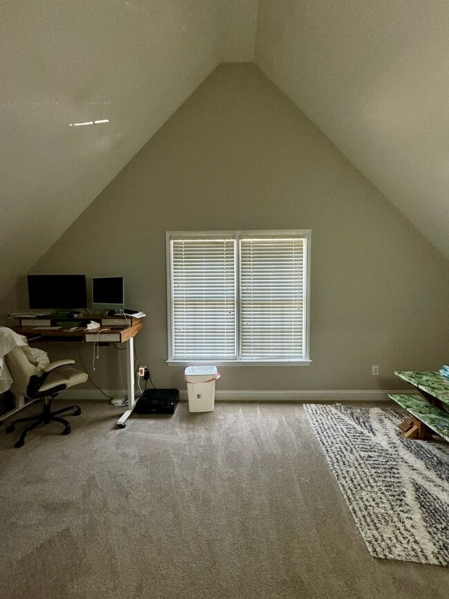 Building Photo - AVAILABLE AUGUST 23.  Spacious 5BR Home in...