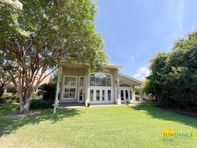 Building Photo - Custom Furnished 4 bed 3.5 bath in Emerald Bay!