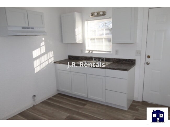 Building Photo - 503 W Washington Ave