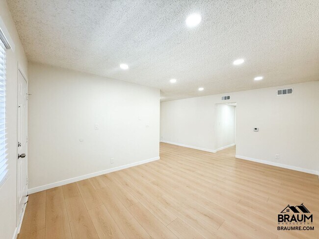 Building Photo - 221 W Elm Ave