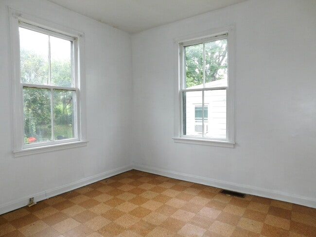 Building Photo - Three Bedroom - One Story House for Rent!