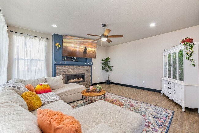 Building Photo - 4 Bedroom, 4 bathroom, Plus office and Loft!