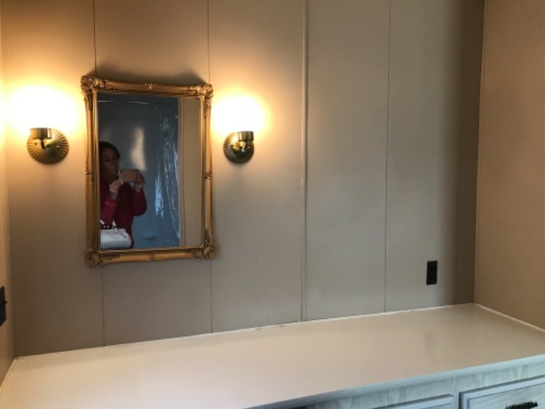 Building Photo - 833 Lovell Rd