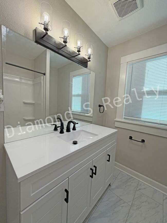 Building Photo - Adorable 1 Bedroom Home Available Now!