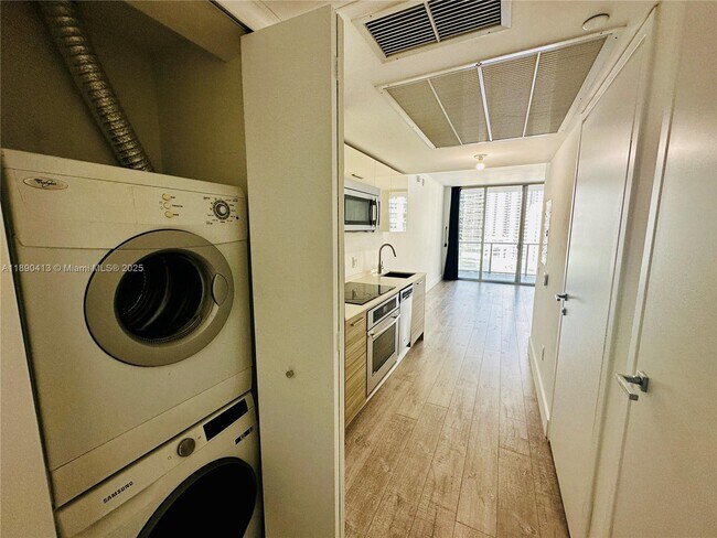 Building Photo - 1300 Brickell Bay Dr