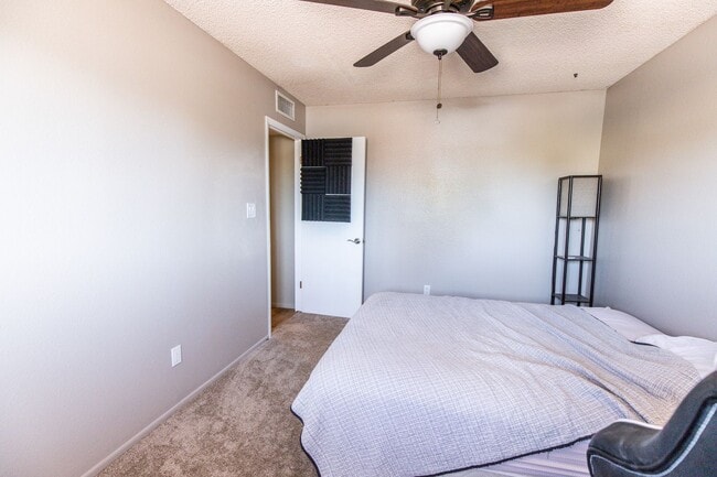 Building Photo - 6 Bedroom 3.5 Bathroom Tri-Level Home In Tempe close to ASU