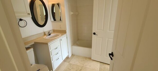 Building Photo - Spacious 2-Bed, 2-Bath Condo with Water Vi...