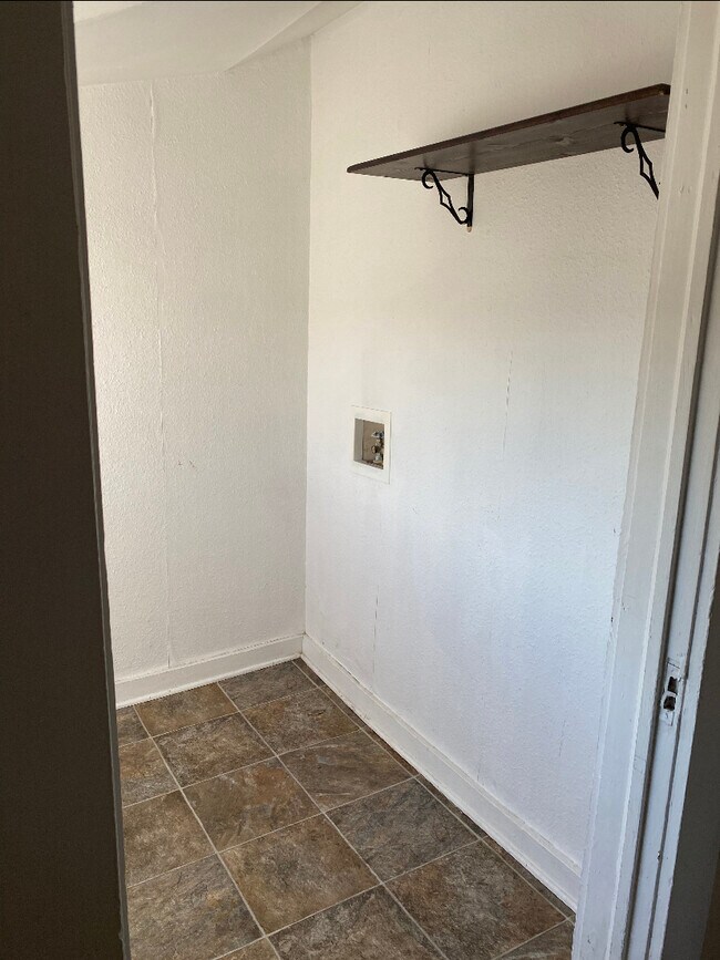 Building Photo - 522 E Mobile St