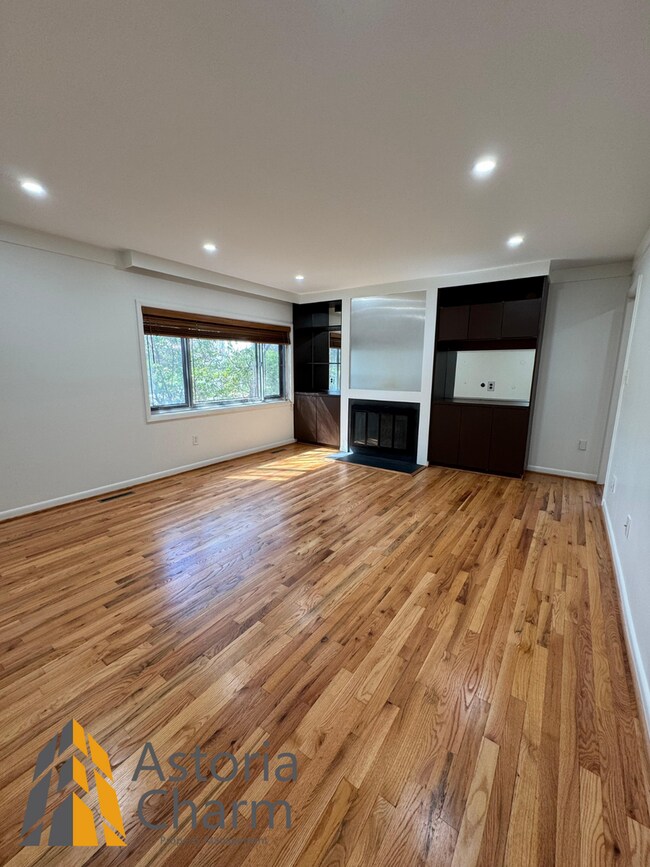 Building Photo - Spacious 5 Bedroom 3 Bath + Den Single Family Detached Home