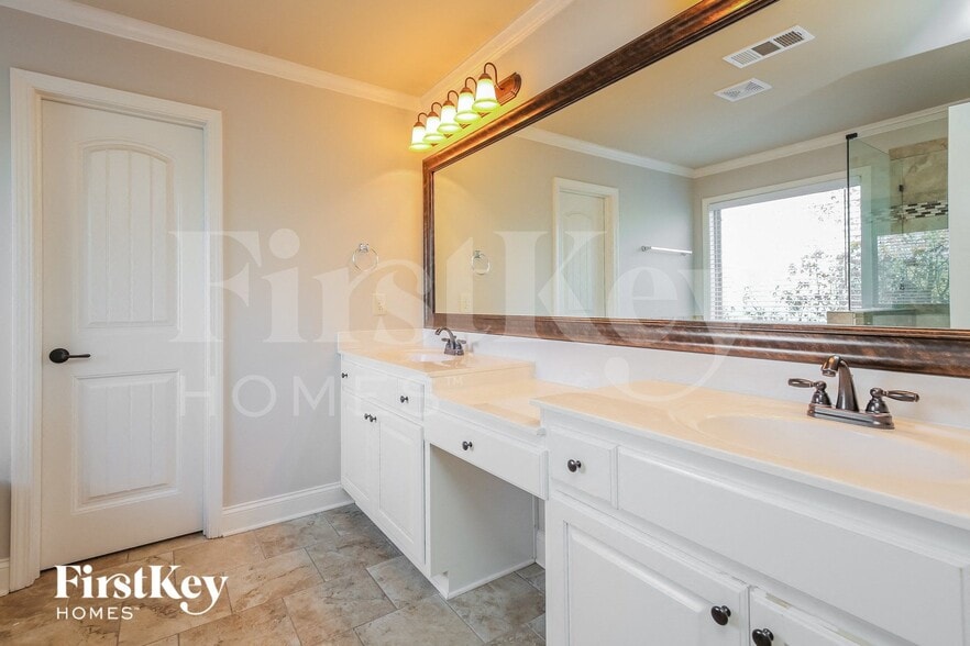 Building Photo - 250 Porter Pl