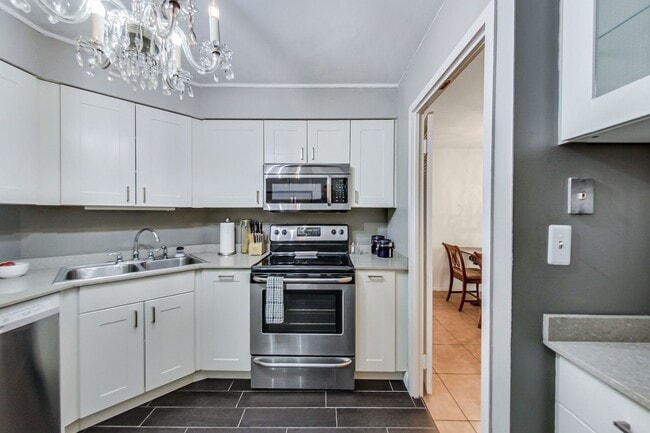 Building Photo - 6033 N Sheridan Rd