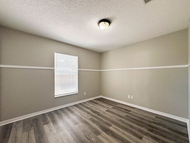 Building Photo - Move-In Ready 3 Bed Home with Garage & Fenced Yard in Tampa, FL