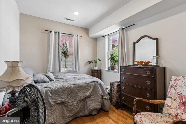 Building Photo - 303 S 11th St