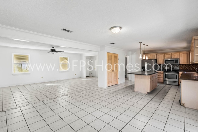 Building Photo - AVAILABLE NOW... 3/2 in Destin!!