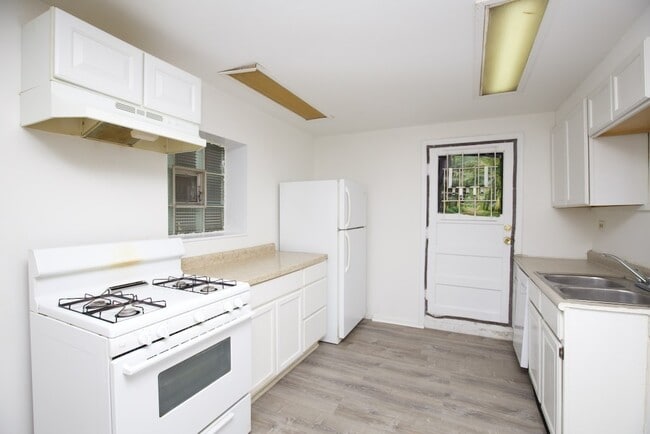 Building Photo - 3954 N Janssen Ave