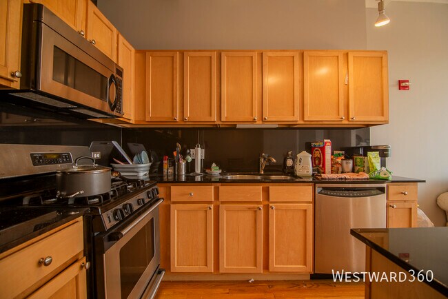 Building Photo - 933 W Van Buren St