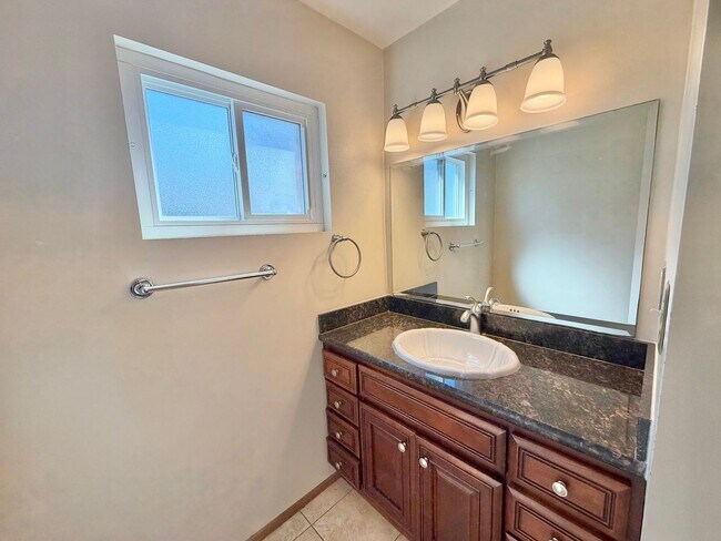 Building Photo - College View Estates Home - Spacious, Bright, and Beautiful Living