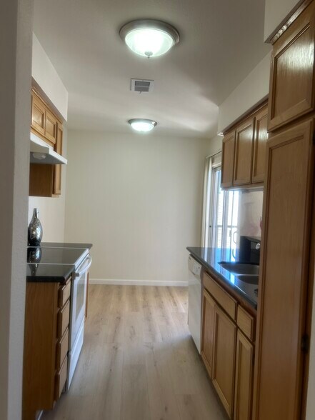 Building Photo - 7641 Reseda Blvd