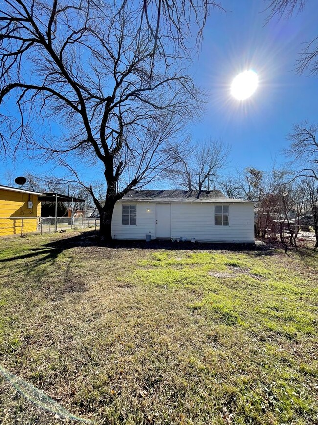 Building Photo - 3 Bed, 1 Bath House in West Dallas