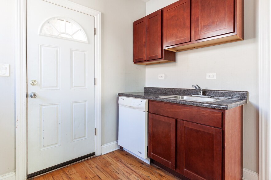 Building Photo - 626 W Cornelia Ave