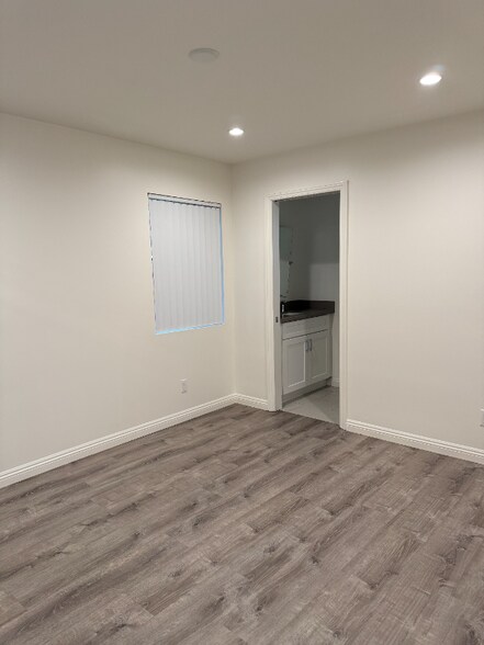 Building Photo - 154 S Grand Oaks Ave