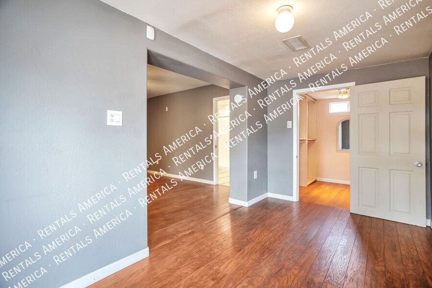 Building Photo - 4527 W Ruth Ave