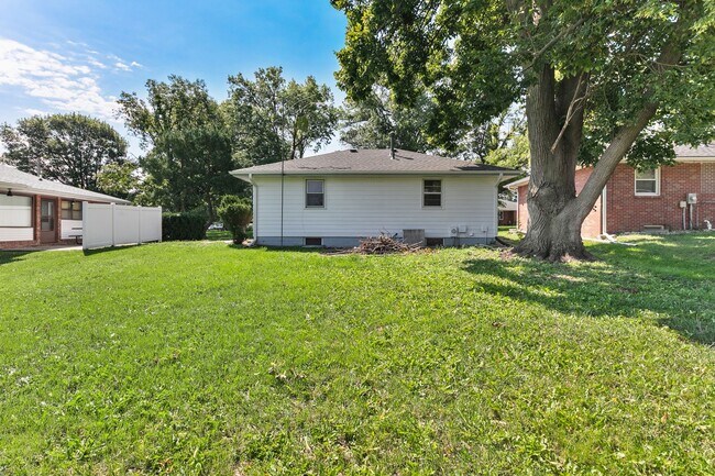 Building Photo - Lovely 3 bedroom home available soon!