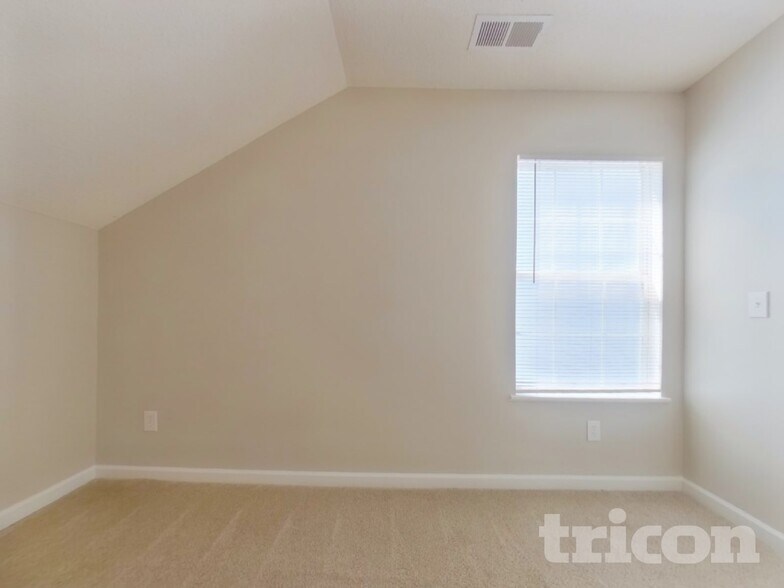 Building Photo - 2048 Lake Carolina Dr