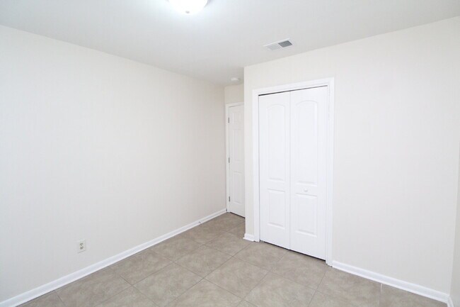 Building Photo - 2-Bedroom Apt. with Walk-In Closet & Private Deck