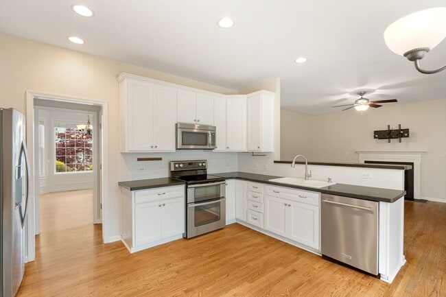 Building Photo - Spacious 5-Bedroom Home with Screened Porch and Office